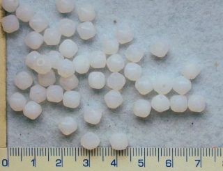 Skleněné korálky, mačkané,bílé mléčné sluníčko /lucernička/,6mm,cca47ks.15g