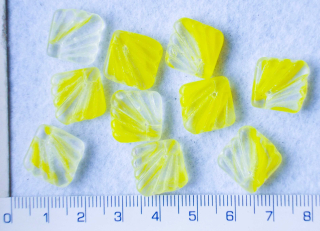 Skleněné korálky, mačkané, žlutý čtverec, 14x14mm,10ks