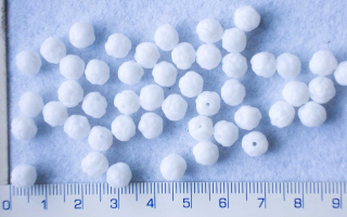 Skleněné korálky, mačkané, bílá nepravidelná kulička, 6,5mm,cca51ks-20g