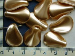 Skleněné korálky, mačkané,smetanový povoskovaný lupínek,22x16mm,1ks