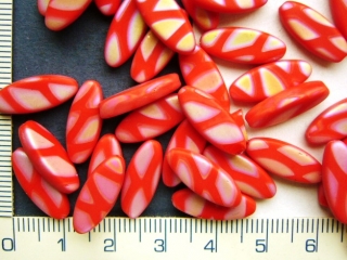 Skleněné korálky, červený lupínek s potiskem,16x7mm,1ks