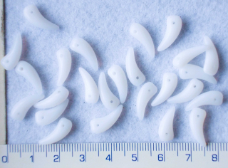 skleněné korálky,bílý zub,15mm,cca25ks-10g
