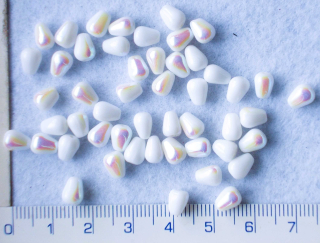 Skleněné korálky, mačkané, bílá kapička s pokovem,7x5mm,cca49ks-10g