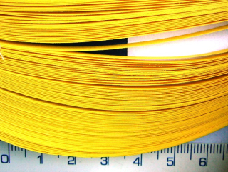 quilling,papírové proužky žluté,39cm dlouhé,3mm široké,120ks