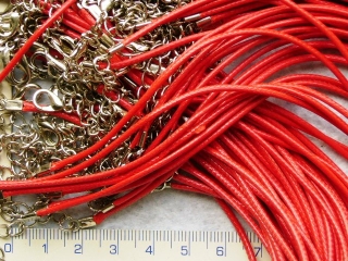 Povoskovaná šňůrka, s karabinkou a prodlužovacím řetízkem, červená, cca 40cm.