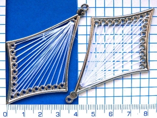 Niťové přívěsky, závěsy, vyplétané nití, 72mm, bílý kosočtverec,1ks