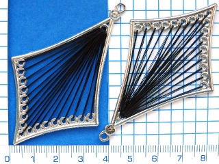 Niťové přívěsky, závěsy, vyplétané nití, 72mm, černý kosočtverec1ks