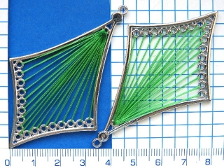Niťové přívěsky, závěsy, vyplétané nití, 72mm, zelený kosočtverec,1ks