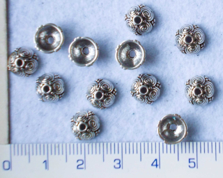 Kaplíky, platinová kytička,4x8mm,otvor 7mm,1ks