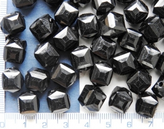 Plastové korálky, černá broušená kostička 11mm,1ks