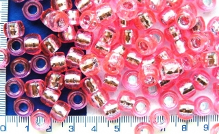Plastové velkodírkové korálky, růžový korálek se stř.průt.,9x6,5mm,1ks