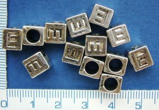 Plastové korálky,pokovený plast, 6x6x6mm,písmenko E