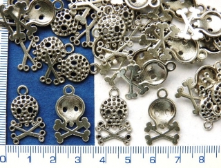 Kovové přívěsky,stříbrná lebka,23x15mm,1ks