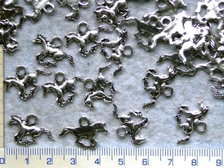 Kovové korálky - přívěsky,stříbrný kůň,15x20mm,1ks