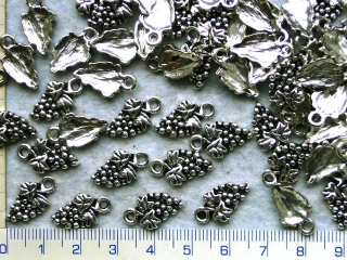 Kovové korálky,stř.hrozen vína, 10x18mm,1ks