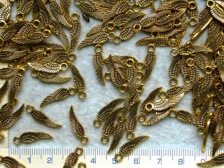Kovové korálky - přívěsky,zlaté křídlo,18x5mm,1ks