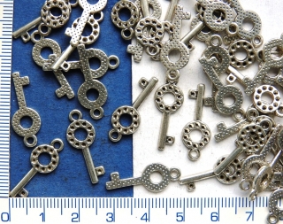 Kovové korálky - přívěsky,stř.klíč,22x9mm,1ks