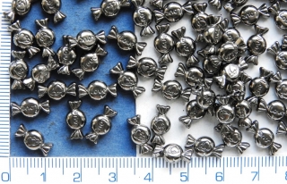 Kovové korálky - přívěsky,antracit.bonbonek love,11x6mm,1ks