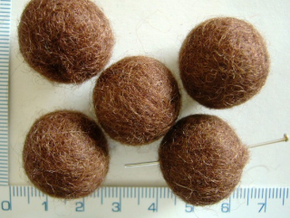 Plstěné korálky, plstěná kulička, hnědá,20mm,1ks