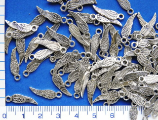 Kovové korálky - přívěsky,stř.křídlo,19x5mm,1ks