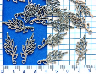 Kovové korálky - přívěsky,stř.lupínek,30x12mm,1ks