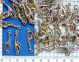 Kovové korálky - přívěsky,stř.žirafa,31x10mm,1ks