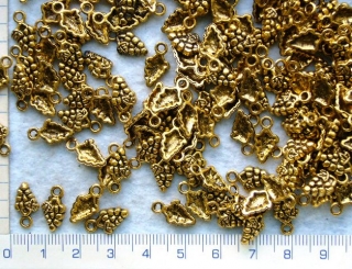 Kovové korálky - přívěsky,13mm,zlatý hrozen,1ks