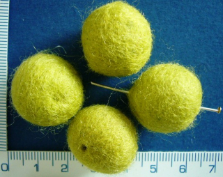 Plstěné korálky, plstěná kulička, 20mm,limetková,1ks
