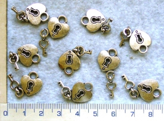 Kovové korálky - přívěsky,stř.srdce-zámek s klíčkem,12x25mm,1ks