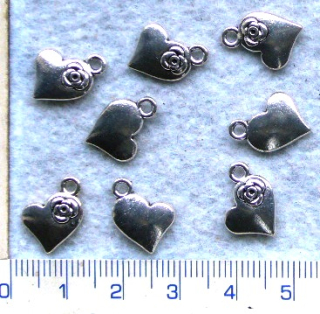 Kovové korálky - přívěsky,stř.srdce s kytičkou,14x12mm,1ks1ks