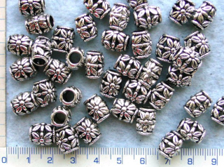 Kovové korálky,velkodírkové,stř.soudek s kytičkami, 11x9mm, průvlek 5mm,1ks