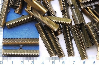 Zakončení lanka,širších šňůrek..,8x35mm,barva mosaz,1ks