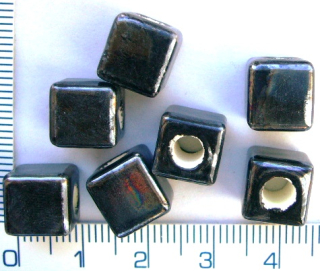 Keramické korálky, 10mm, černá lesklá kostička, 1ks