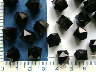 Plastové korálky, černá kostička,10x9mm,1ks
