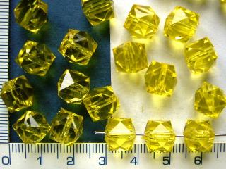 Plastové korálky,žlutá kostička,9x10mm,1ks