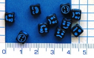 Plastové korálky, 6,5mm, černá kostka s modrým smajlíkem,10ks
