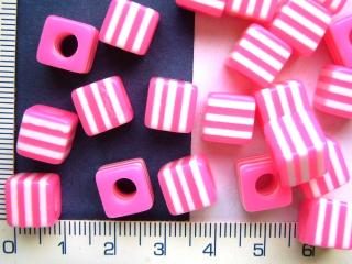 Plastové korálky,svívá růžovobílá kostička,9mm,1ks