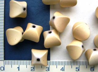 Plastové korálky, 11mm, béžová stužka mat, 1ks
