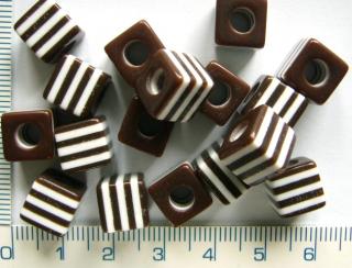 Plastové korálky, 9mm, hnědobílá kostička, 1ks