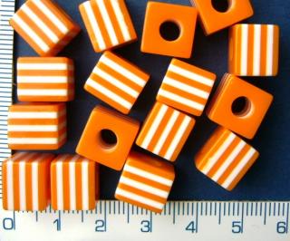 Plastové korálky, 9mm, oranžovobílá kostička, 1ks