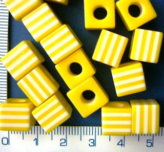 Plastové korálky, 9mm, žlutobílá kostička, 1ks