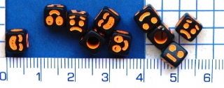 Plastové korálky, 6,5mm, černá kostka s oranžovým smajlíkem,10ks
