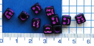 Plastové korálky, 6,5mm, černá kostka s fialovým smajlíkem,10ks