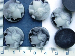 Plastové kabošony,černý kulatý kamej s dívkou,19mm,1ks