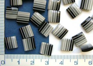 Plastové, nalepovací,černošedý čtverec, 8mm , 1ks