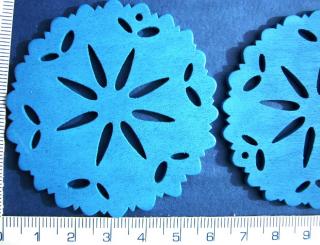 Dřevěné korálky, 60mm, vyřezávaný modrý ornament, 1ks