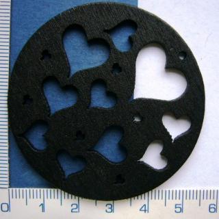 Dřevěné korálky,55mm, černé kolečko se srdíčky,1ks