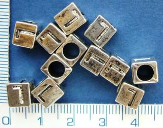 Kovové korálky, písmenka, 6x7mm, průměr průtahu 4mm, L