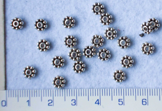 Kovové korálky, stř.rondel-kytička,6x2mm,1ks