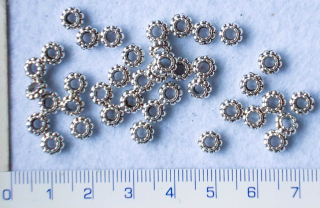 Kovové korálky,stř.rondel,6x3mm,otvor 2,5mm,1ks
